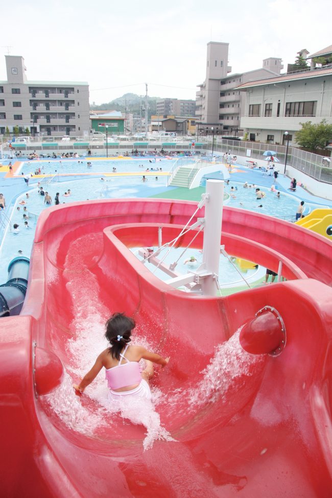 天気の良い休日には1,000人以上の来客があるにぎやかなプールです！